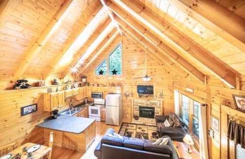 Pigeon Forge House | Pigeon Forge Cabin Stay W Relaxing Hot Tub & View