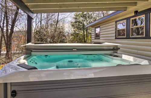 Pigeon Forge House | Pigeon Forge Cabin with Private Hot Tub and Gas Grill