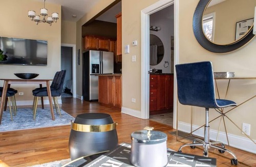 Lower West Side Apartment | Pilsen Paradise l 3 miles to DT