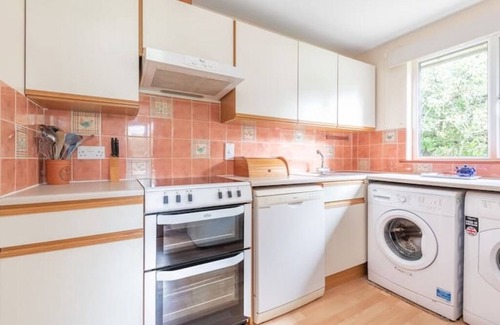 Goonhavern House | Pine Croft Cottage - sleeps 4, tucked away in the woodland, 5 minutes from beach
