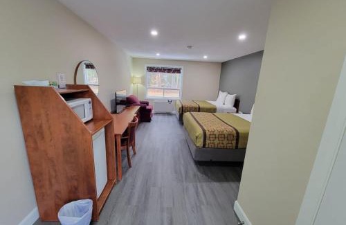 Laurentian Hills Hotel | Pine Motel