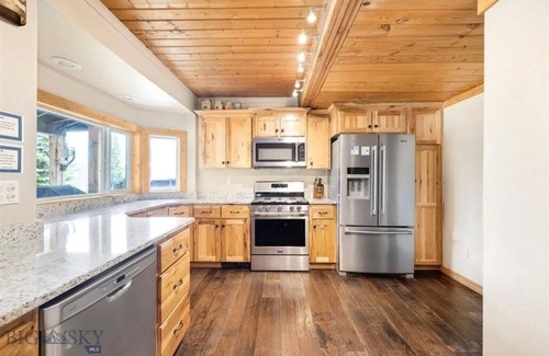 Lazy Acres Cabin | Pine Mountain Lodge, your Yellowstone basecamp and mountain retreat