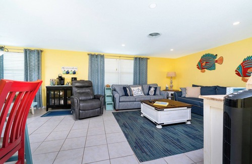 Englewood Villa | Pineapple Express at the Beach Shack Just one block from the beach!