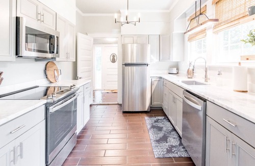 Florence House | Pineapple House: Historic. Southern Charm. Walk Downtown.