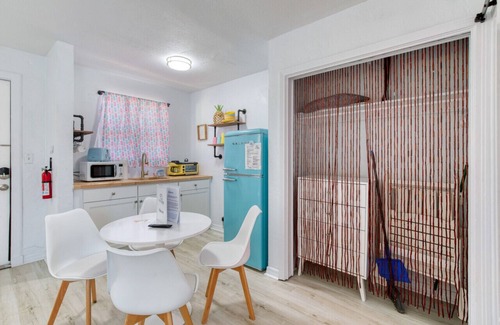 Bridgeport Heights House | Pineapple Shores Retro Inn 5