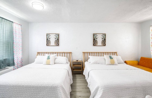 Bridgeport Heights Apartment | Pineapple Shores Retro Inn 3