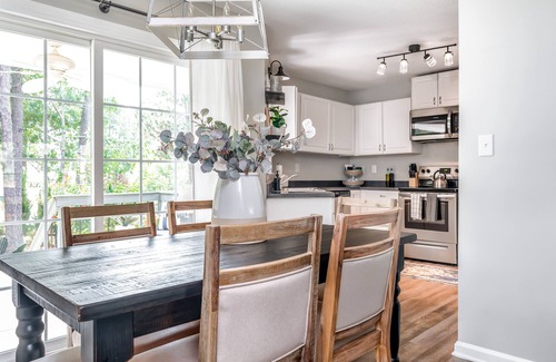 Pinehurst House | Pinehurst Cottage ★ Serves 8 ★ No Stairs ★ King Bed