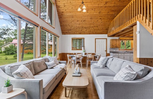 Manitoba Cabin | Pineridge Point Cabin - Unwind in the hot tub or get Cozy Next to the Woodstove