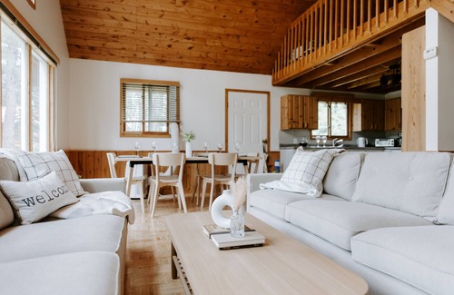 Manitoba Cabin | Pineridge Point Cabin - Unwind in the hot tub or get Cozy Next to the Woodstove