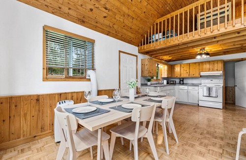 Manitoba Cabin | Pineridge Point Cabin - Unwind in the hot tub or get Cozy Next to the Woodstove