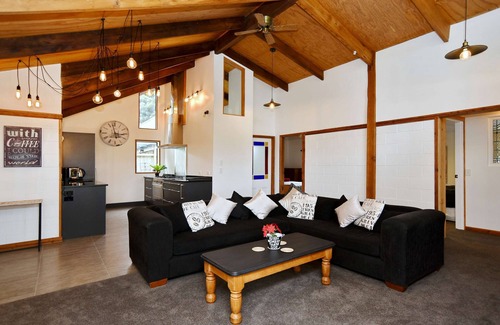 Pines Beach House | Pines Beach Haven - Beautiful Spacious Home. Stunning views. Beach&river walks.