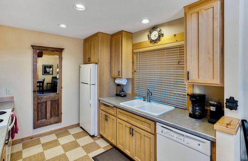 Redmond Ski Chalet | Pinewood Chalet in Eagle Crest on Golf Course - Hot Tub