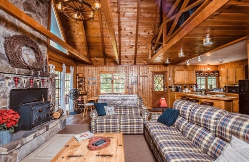 Sky Valley Cabin | Piney Bear Cabin in Deep Creek Lake, MD - DOG FRIENDLY