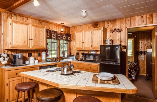 Sky Valley Cabin | Piney Bear Cabin in Deep Creek Lake, MD - DOG FRIENDLY