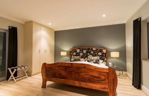 Heldervue House | Pink Rose Guesthouse & Spa | FOR MEN ONLY | Room 1 garden view