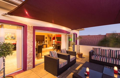 Heldervue House | Pink Rose Guesthouse & Spa | FOR MEN ONLY | Room 1 garden view