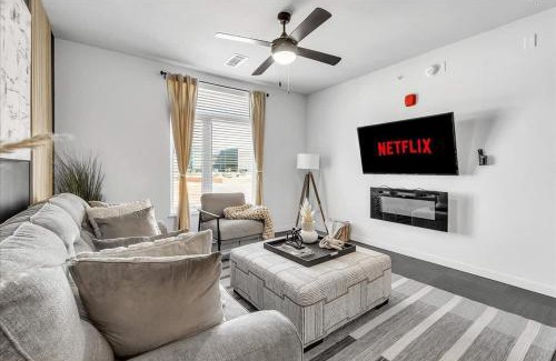 Rogers Apartment | Pinnacle Heights 2Bdrm 2nd flr Pool Fitness Center Yoga Studio Dog Spa