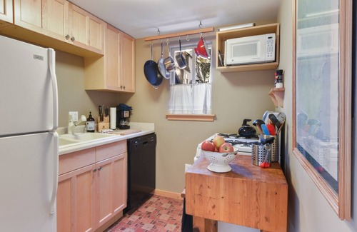 Tahoe City Cabin | Pioneer Bungalow - Walk to Tahoe City