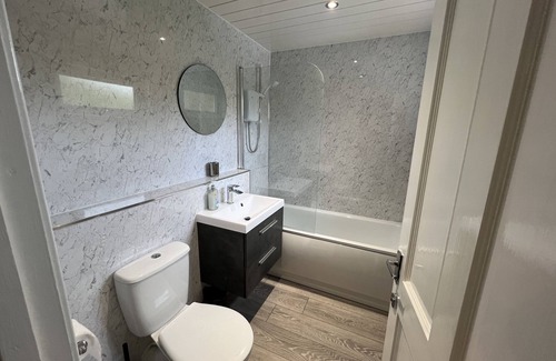 Glenrothes House | Piper Drive - sleeps 4 guests in 3 bedrooms