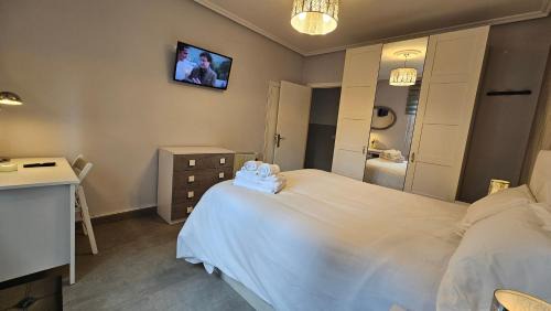 Distrito Sur Apartment | piso moderno 3 habitaciones severo ochoa 31