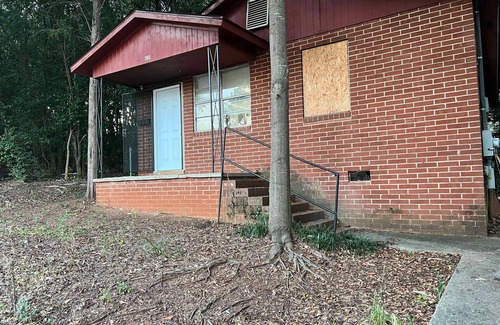 Macon House | Pleasant 2-bedroom house with AC in Macon. Only 2 blocks from piedmont hospital.