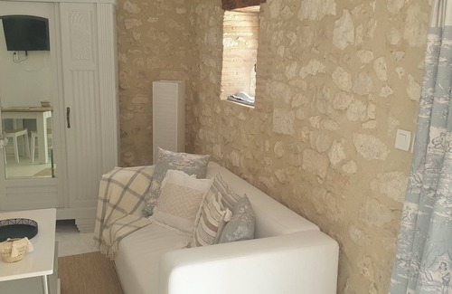Parranquet Bed & Breakfast | Pleasant "Lily" Room/Apartment at Clos de Parranquet, with swimming pool.