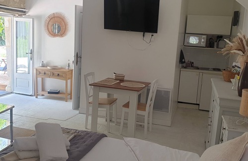 Parranquet Bed & Breakfast | Pleasant "Lily" Room/Apartment at Clos de Parranquet, with swimming pool.