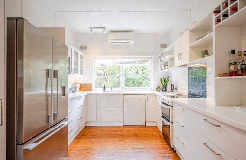 Macmasters Beach House | Plunge pool and flat 100m walk to beach