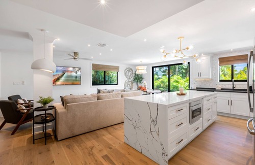 Midtown House | POCKETFUL OF SUNSHINE ~ 5 BR Near Beach and Prime Fireworks Watching!