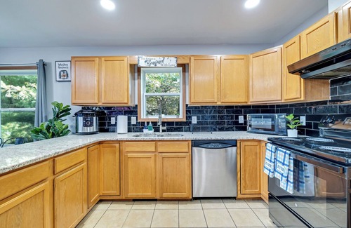 Briar Crest Woods Ski Chalet | "Pocono Antilia" 7 BR Chalet Sleep 18 w/Hot Tub, Sauna & Game Room