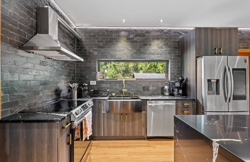 Bartonsville House | Pocono Riverfront House for big groups near Camelback Resort with hot tub
