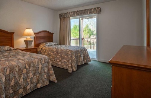 Drums Condo | Poconos 2BR Resort Condo in Beech Mountain Lakes