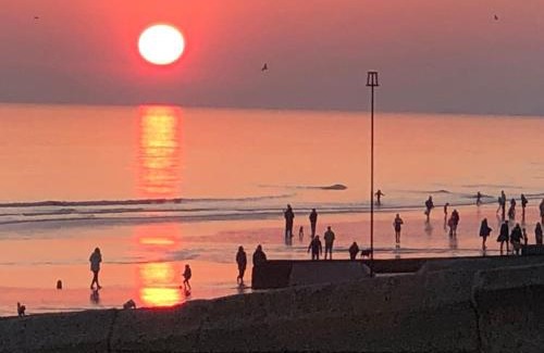 Hove Apartment | Poets Rest, free parking, EV socket fees apply walk to beach