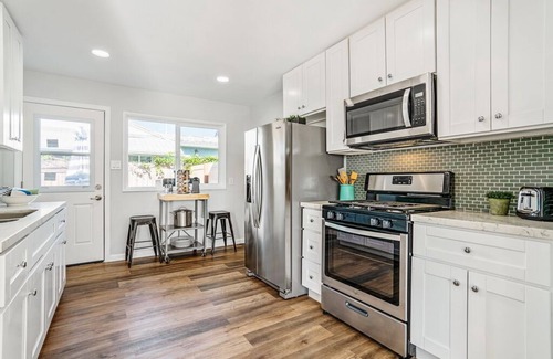 South Oceanside House | "POINT BREAK! House 2-King Beds, 1-Block to Beach!