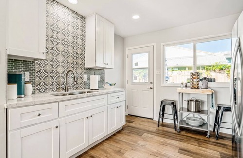 South Oceanside House | "POINT BREAK! House 2-King Beds, 1-Block to Beach!