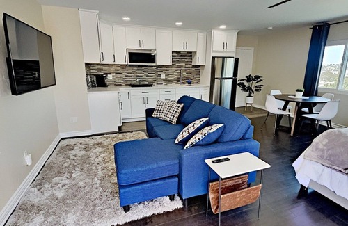 Point Loma Heights House | Point Loma 2nd Floor Guest House with view Near Beaches