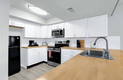 Point Venture Condo | Point Venture Resort Condo w/Community Pool, Pickleball, Fire Pit & Lake