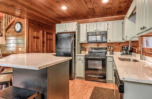 Ridgeline Vistas Cabin | Points of View - Mountain View | Pet Friendly | Hot Tub | Pool Table | Air Hockey | Fire Pit