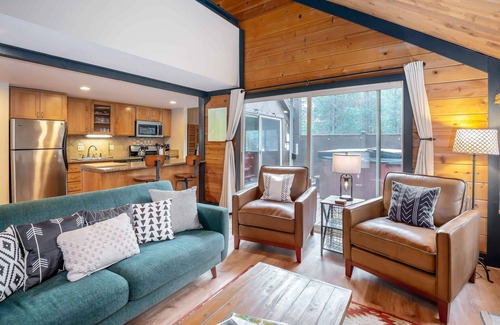 Overlook Park Condo | POLE06 - Classic Pole House Cabin, Dog Friendly, Private Hot Tub & Gas BBQ