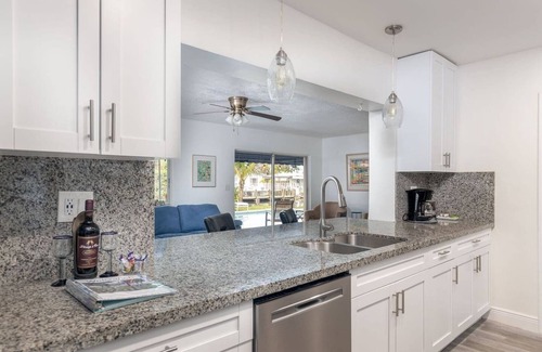 Garden Isles House | Pompano Beach waterfront, Purely So Florida! Pool, King, Paddleboard, Beach