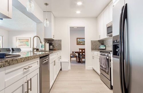 Garden Isles House | Pompano Beach waterfront, Purely So Florida! Pool, King, Paddleboard, Beach