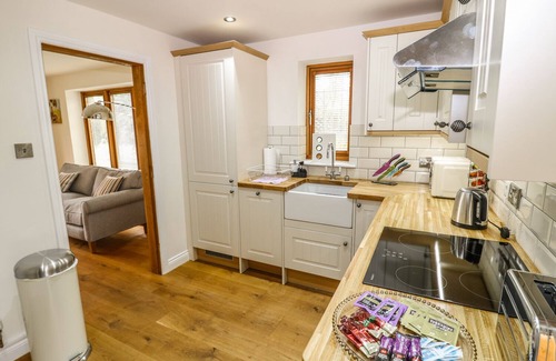 Cuckney Cottage | POND VIEW, with a garden in Cuckney