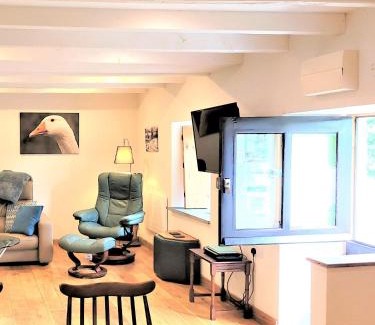 Blaencelyn House | Ponycob hot tub 2 bed ensuite