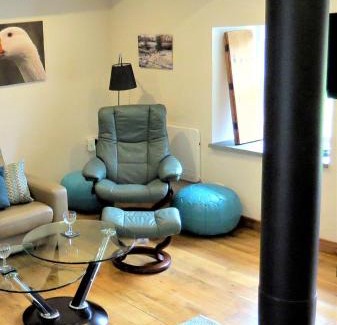 Blaencelyn House | Ponycob hot tub 2 bed ensuite