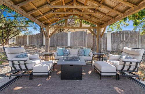 Glenlake House | Pool, Cabana & Amazing Views - Picturesque Point