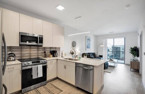 Madison Apartment | Pool. Free Covered Parking. Washer/Dryer in Unit.