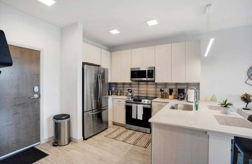 Madison Apartment | Pool. Free Covered Parking. Washer/Dryer in Unit.