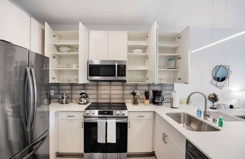 Madison Apartment | Pool. Free Covered Parking. Washer/Dryer in Unit.