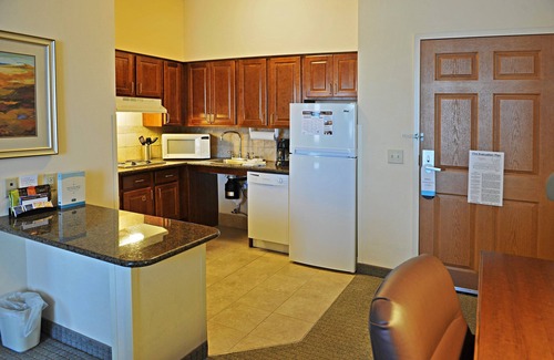 Oconomowoc Apartment | Pool. Gym. Your Next Trip!