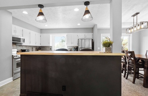 North Central Omaha House | Pool, Sauna, Work out area, ping pong, King Bed. So Many Amenities!